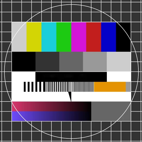 Retro-Testbild mit bunten Balken und Gittermuster.